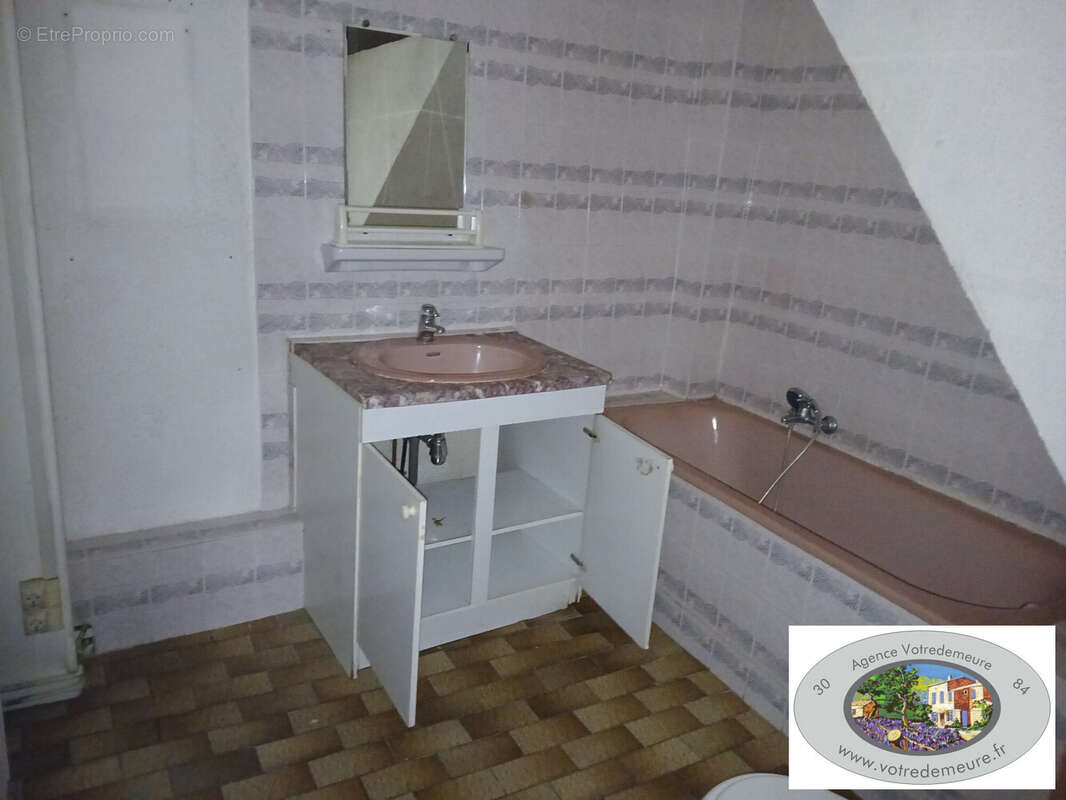 Appartement à BAGNOLS-SUR-CEZE