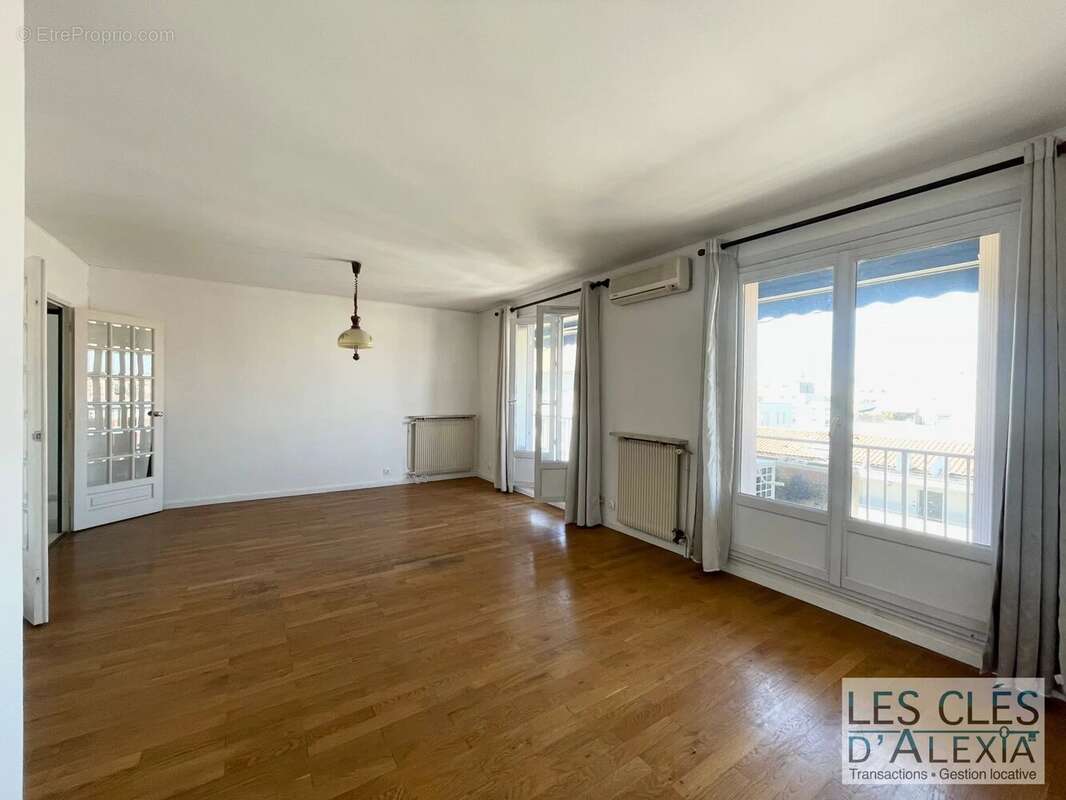 T3bis dernier étage avec vue dégagée, garage et parking - photo 2