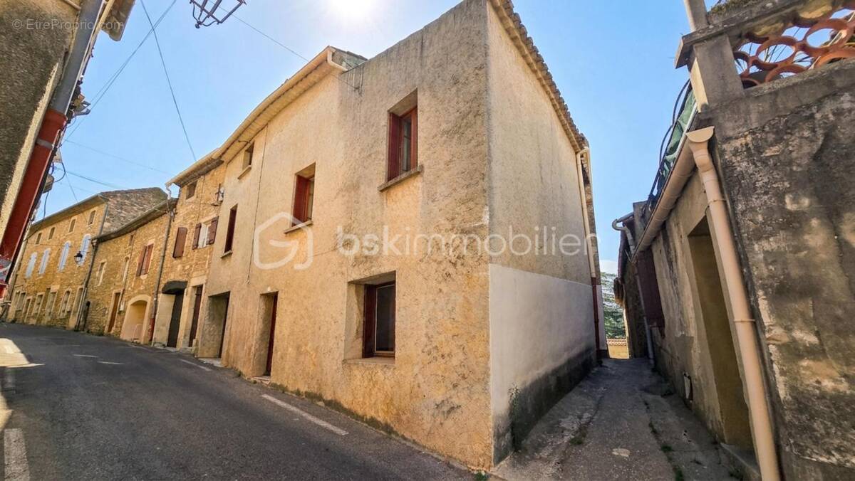 Maison à SAINT-JULIEN-DE-PEYROLAS