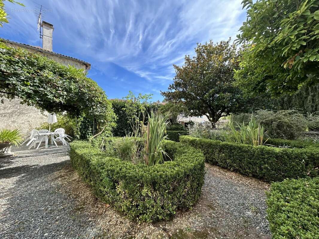 Elégante maison de ville de 3/4 chambres avec jardin de cour privé et petit verger. - photo 2