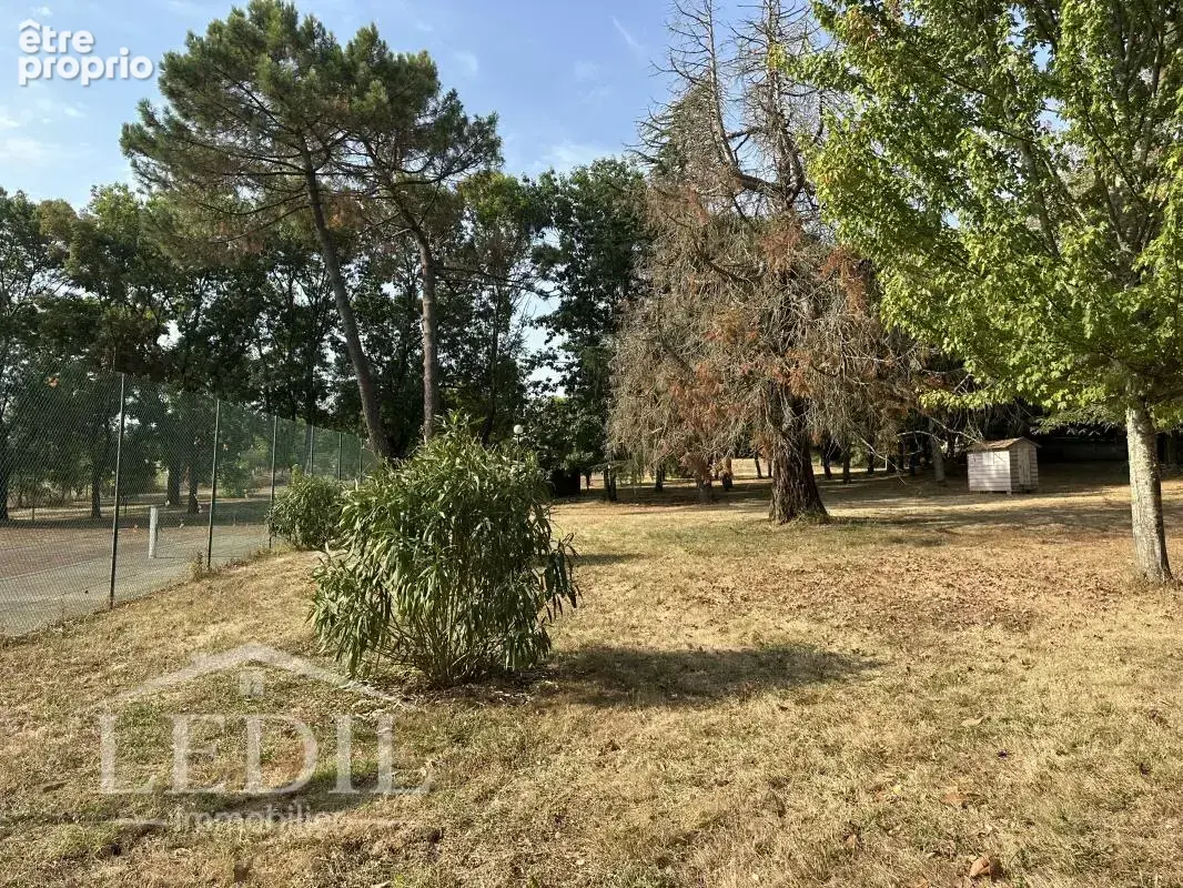 Propriété sur un parc arboré avec son terrain de tennis - photo 5