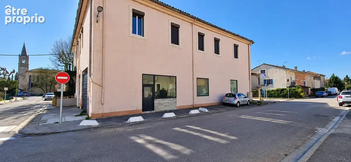 Local commercial de 133 m2 avec mezzanine   Vendu loué au cœur des Vignères - photo 2