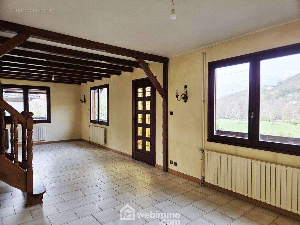 Il permet d'accéder à un balcon orienté Ouest. - Maison à ALBERTVILLE