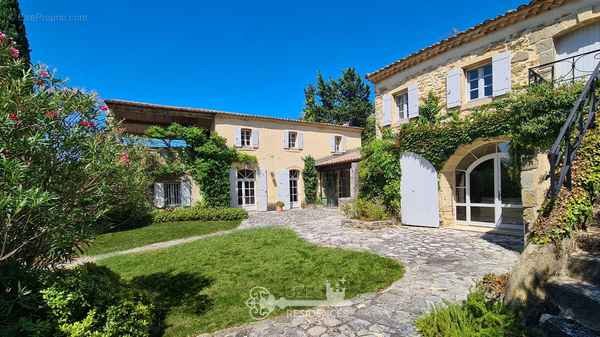 Mas de caractère avec domaine de 2,46 hectares et piscine à 8 km d'Uzès - photo 3
