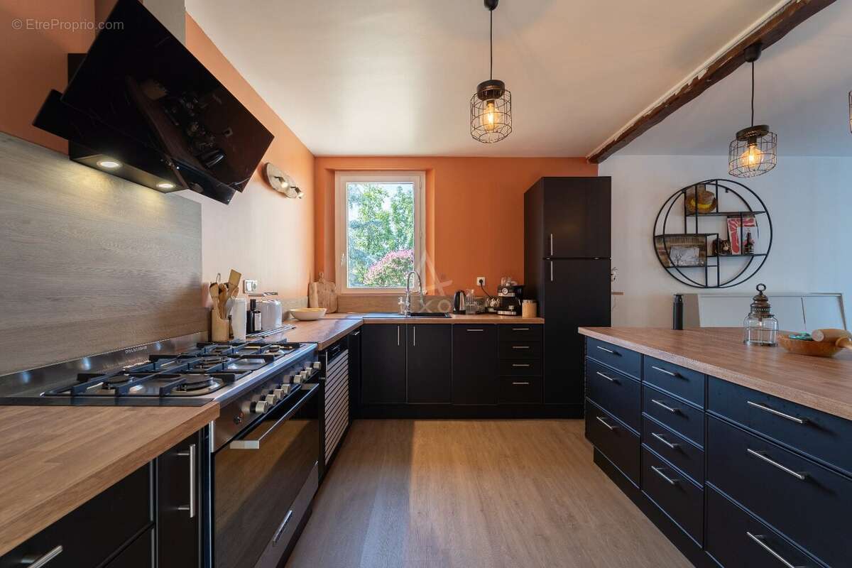 Maison de village rénovée avec garage et jardin - photo 4