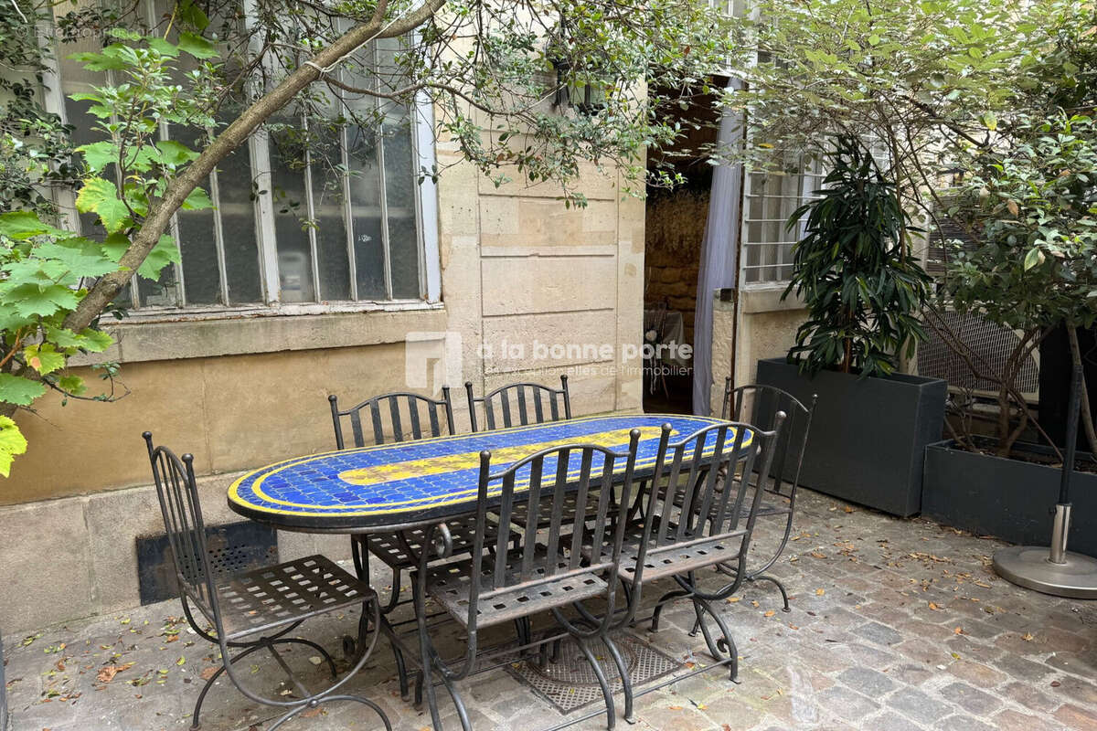 Commerce à PARIS-8E