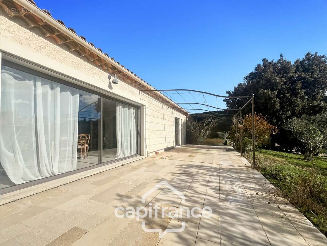 LES TAILLADES, maison individuelle de plain pied  de 210 m2, en campagne,  4 chambres, sur un terrain de 2900 m2 environ, piscin - photo 10