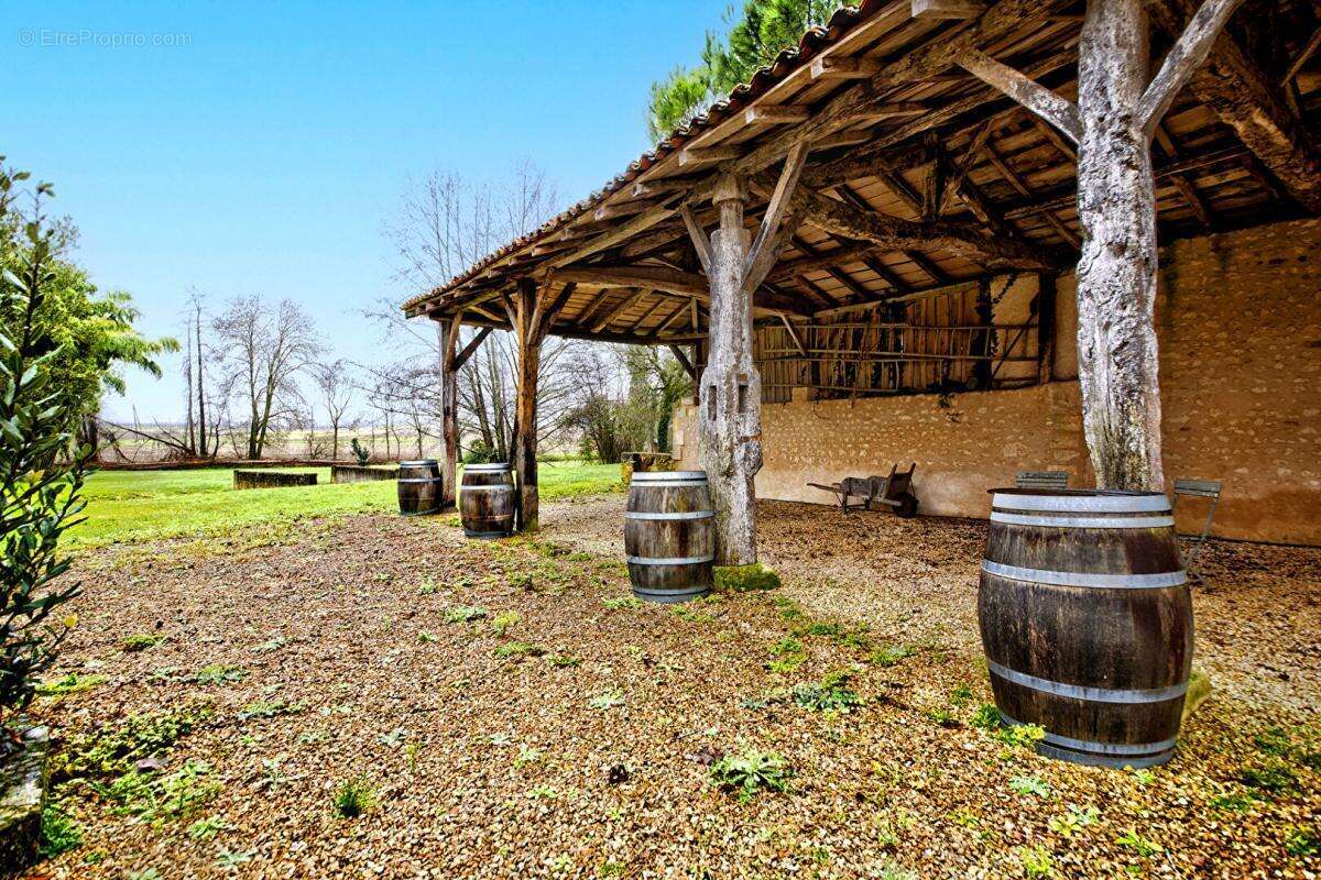 À vendre  Moulin classé du XVI siècle avec chambres d'hôtes et gîte en Charente-Maritime - photo 16