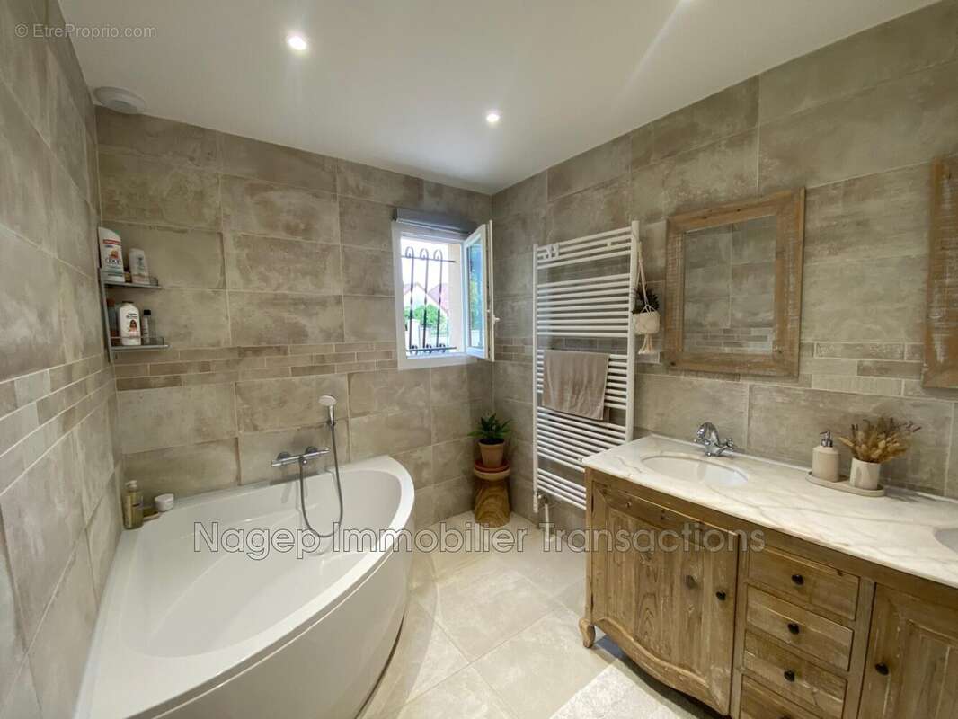 Maison à SAINT-REMY-EN-ROLLAT