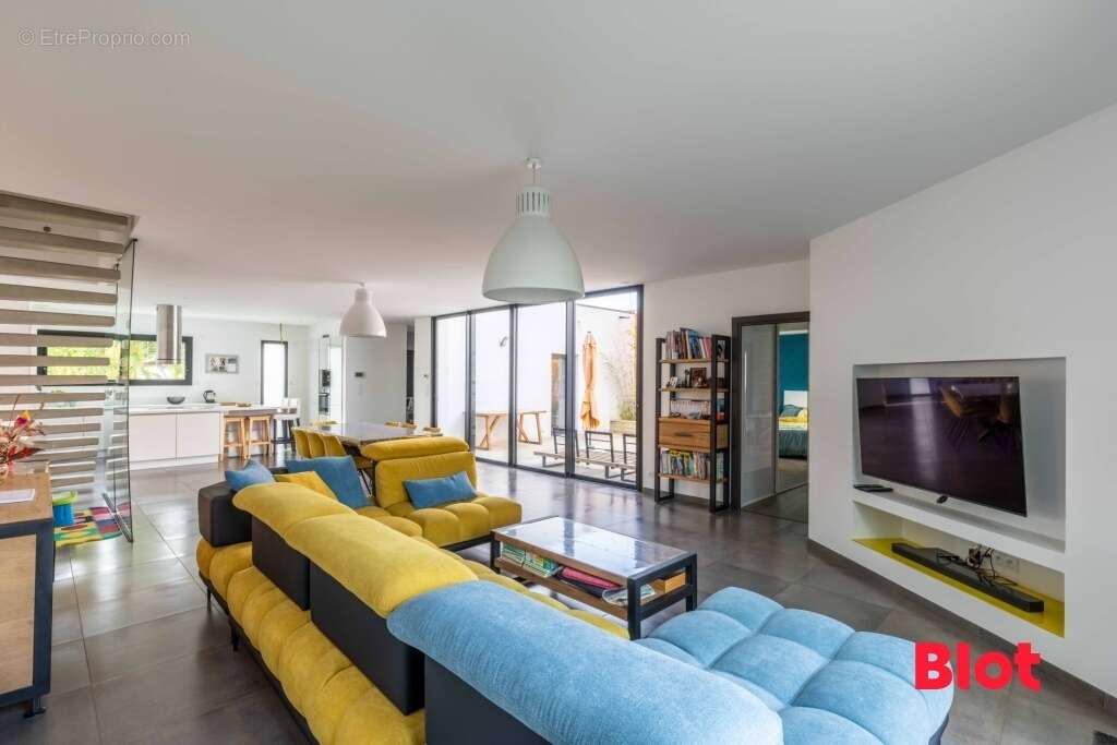 Maison 165 m² à La Meziere  - photo 3