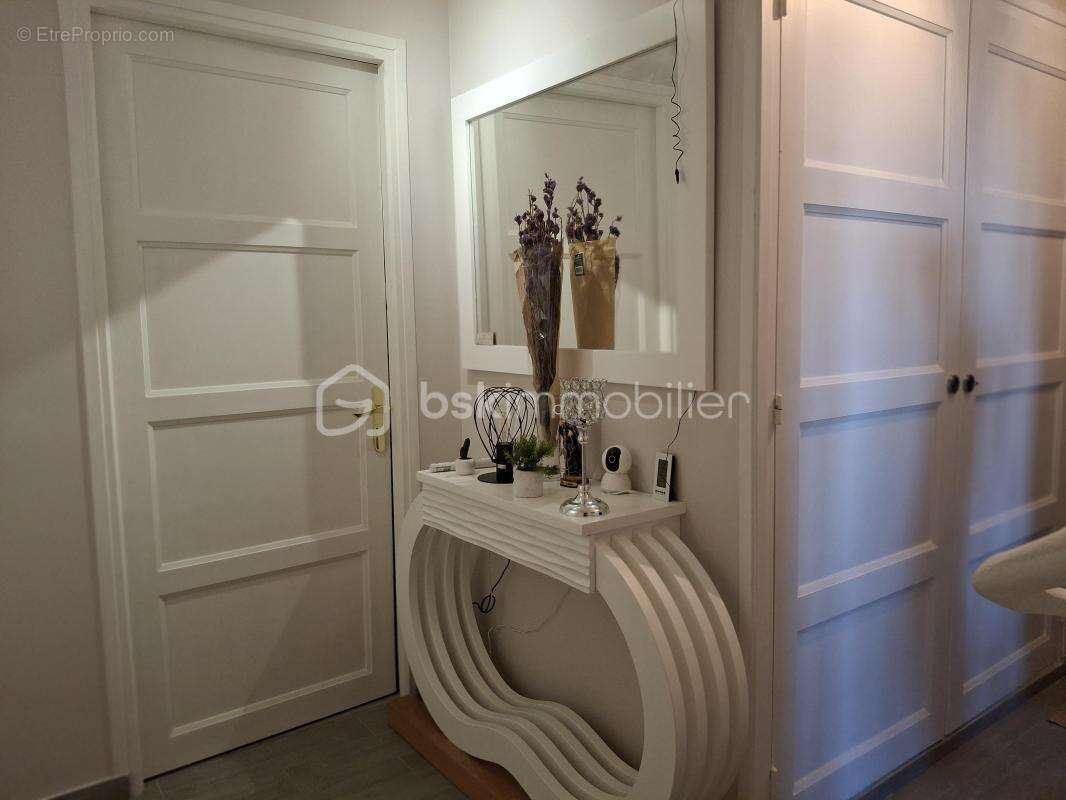 ***appartement 56m2  2chambres refait a neuf avec balcon, cave, box parking privatif dieppe*** - photo 11