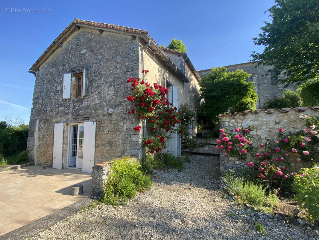 facade 2 - Maison à MONTMOREAU-SAINT-CYBARD