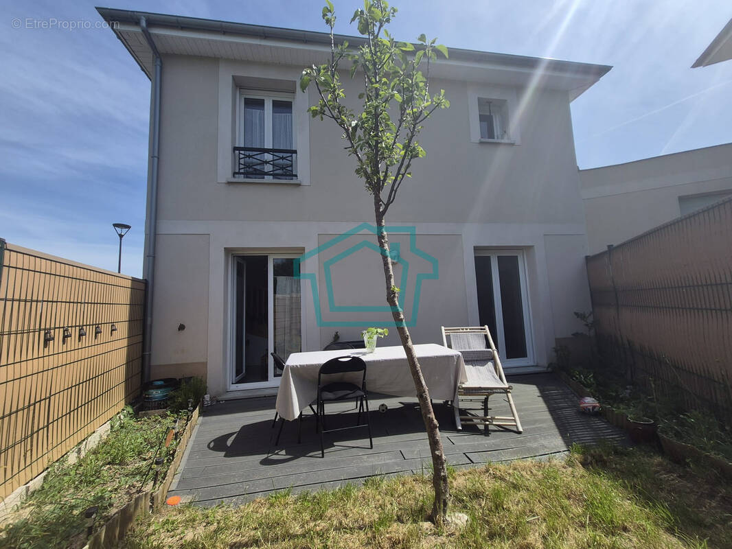 Maison à LA QUEUE-LES-YVELINES