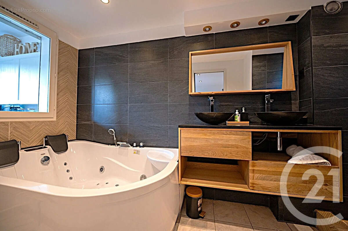 Appartement à BORMES-LES-MIMOSAS