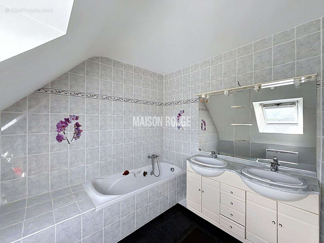 Maison familiale avec beaux espaces et jardin arboré située à PLERGUER - photo 6