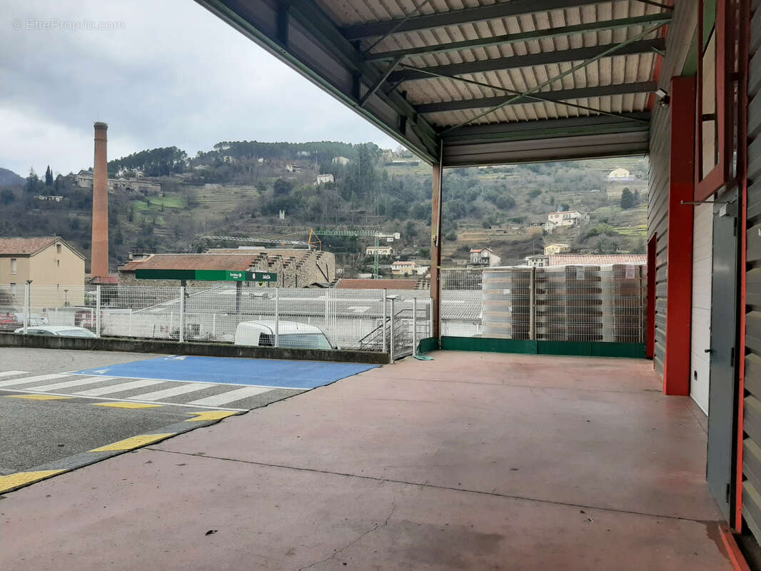 Commerce à SAINT-SAUVEUR-DE-MONTAGUT