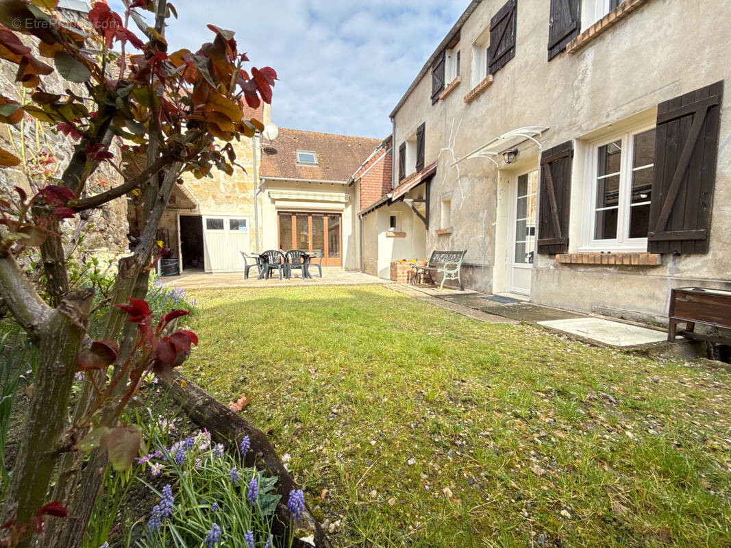 Maison à JOUY-LE-MOUTIER