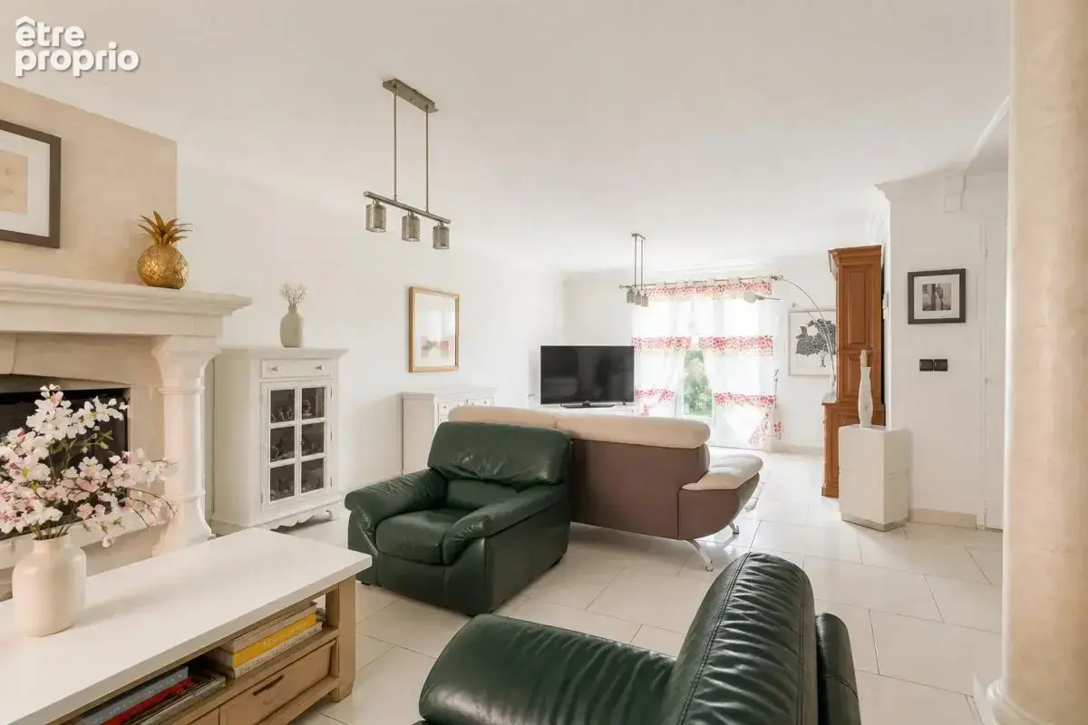 Maison de 7 pièces de 245 m² à Claye-Souilly - photo 2