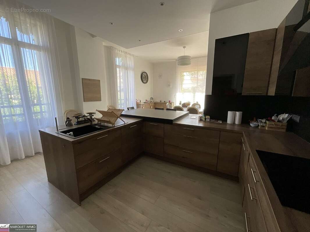 Séduisante maison de caractère T7 offrant 246 m² en 4 face sur 1 564 m² de terrain avec garage de 97 m², ascenseur, piscine - photo 18