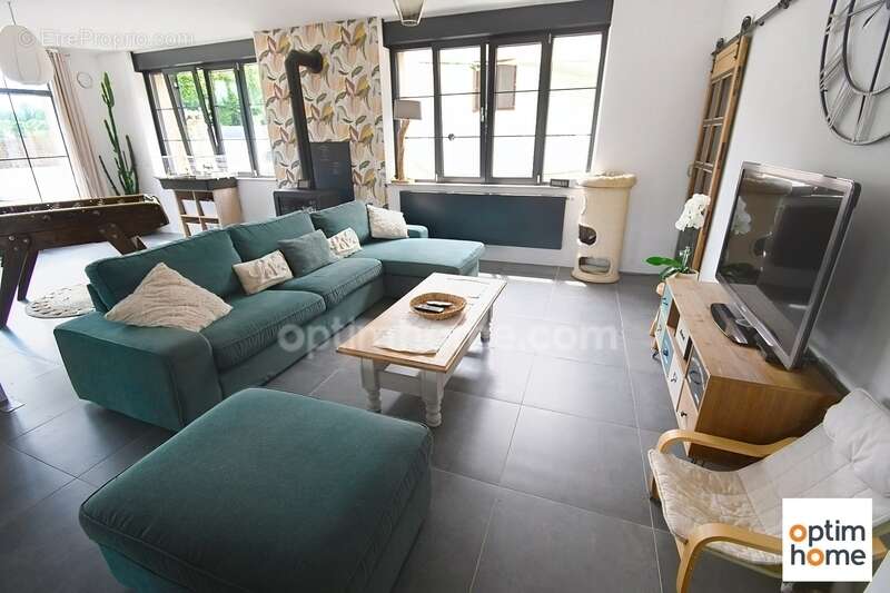 Une propriété de caractère de 325 m² sur plus de 35 ares, avec piscine et 11 garages ! - photo 10