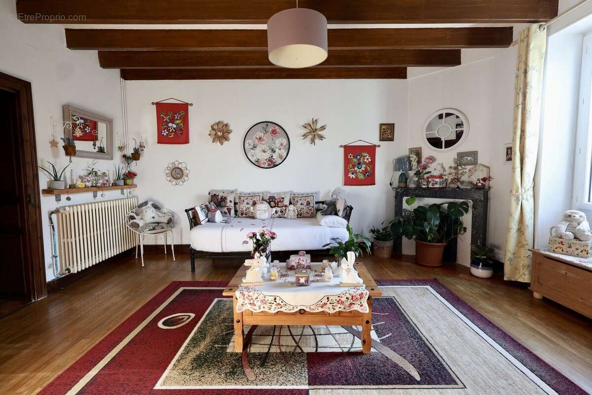 Maison à MAIRE-LEVESCAULT