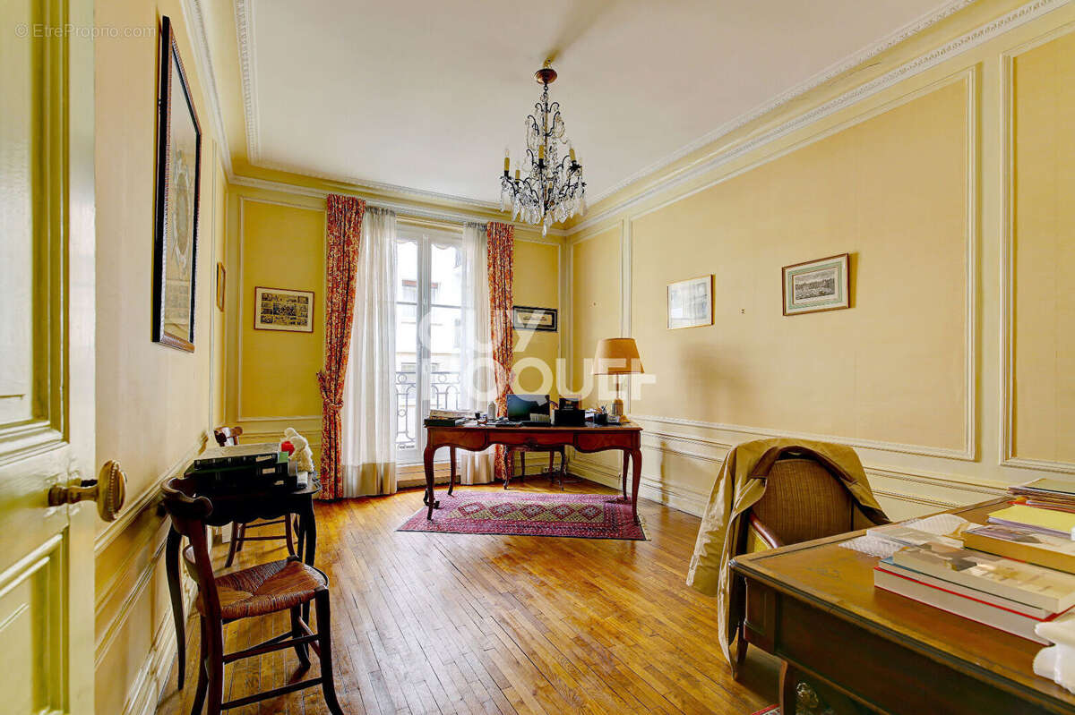 Appartement à PARIS-16E