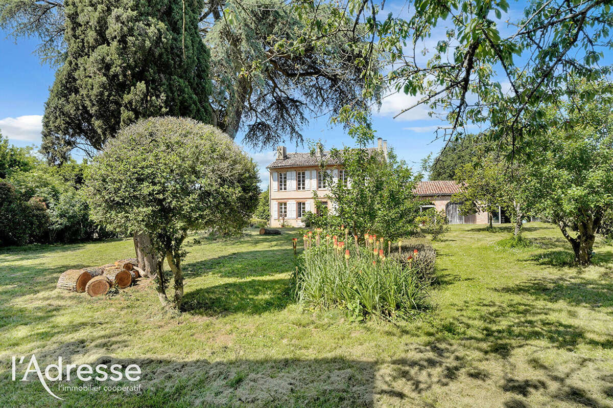Exclusivité l'Adresse - Le BURGAUD - Maison de maître d'environ 290 m² avec parc arboré de 2 492 m², pigeonnier et dépendances - photo 2