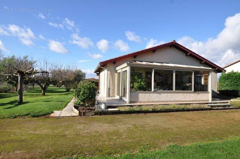 Maison à LAPEYROUSE-MORNAY