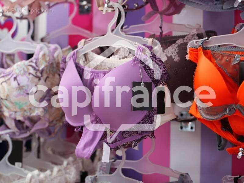 Emplacement n°1 au centre-ville de DOUARNENEZ(29) - Fonds de commerce de lingerie féminine, belle rentabilité - photo 2