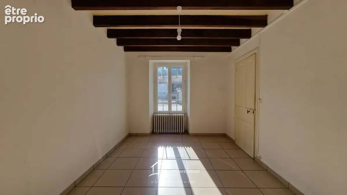 Maison de bourg spacieuse avec dépendances   Lusignan centre - photo 2