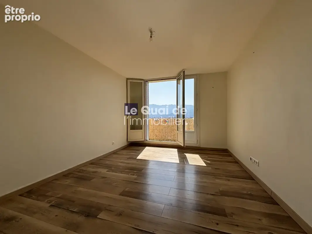 Appartement 69 m² à Fontaine  - photo 3