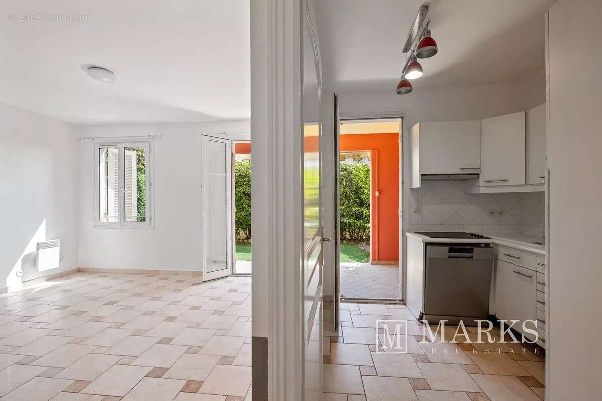 Appartement de 2 chambres avec terrasse, jardin et garage - photo 2