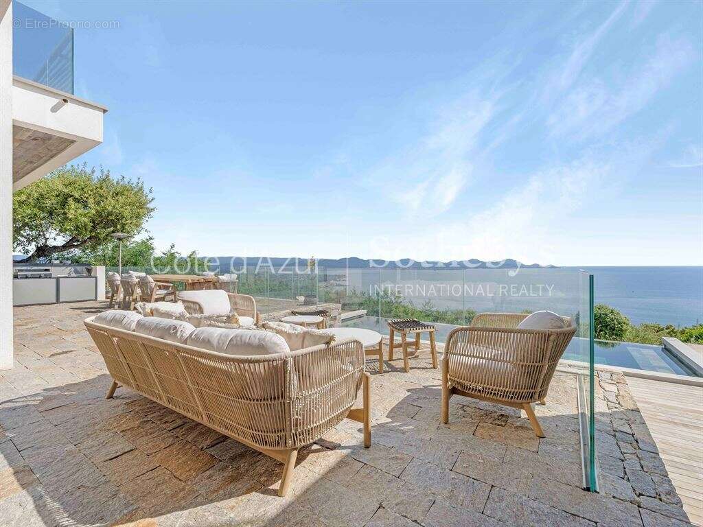Villa de luxe aux Issambres avec vue mer panoramique et piscine à débordement - photo 9