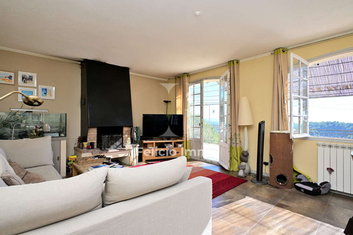 Appartement à CHATEAUNEUF-GRASSE