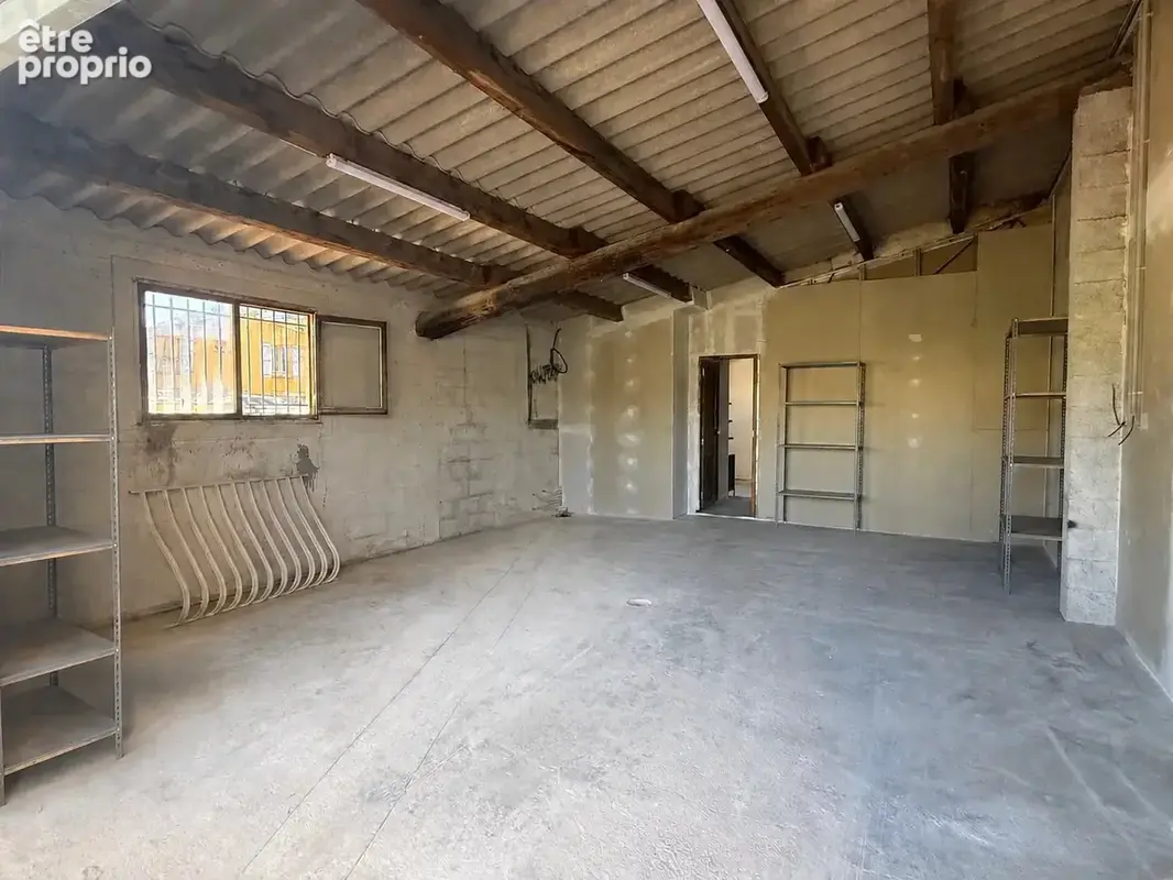 Atelier avec autorisation de logement pour l’exploitant – sainte-anastasie-sur-issole – 160 000 € - photo 2
