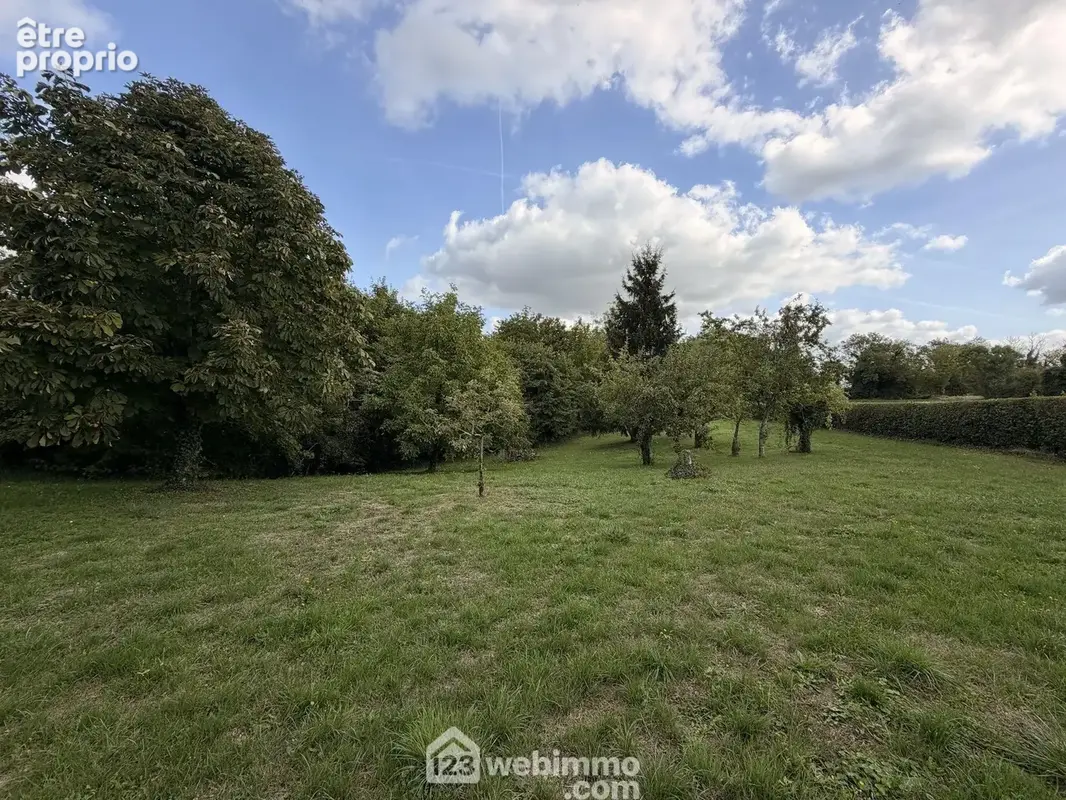 Erigée sur un terrain entièrement clos de 2698 m²