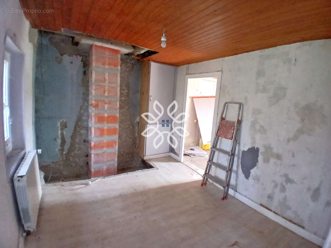 Maison avec dépendances et terrain à Javaugues - photo 9