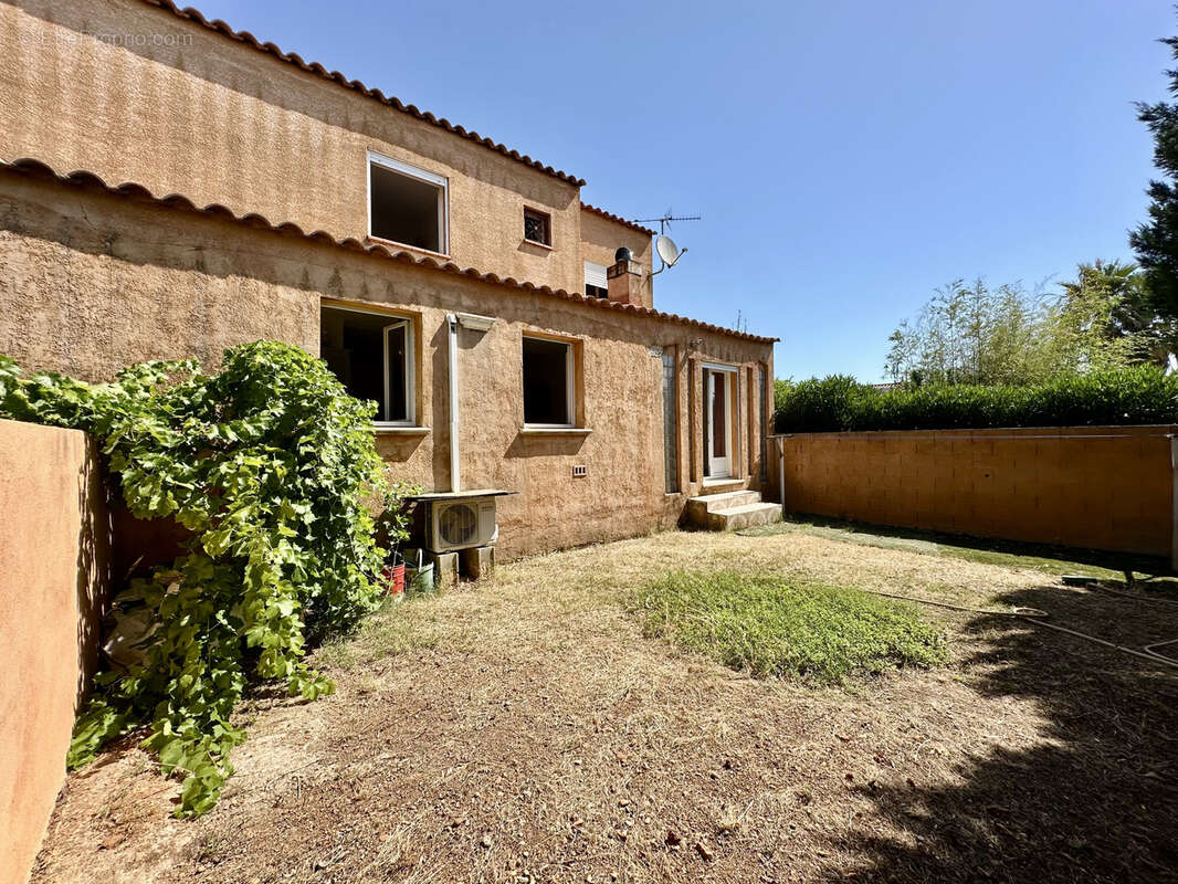 St Gilles (30): Grande Villa T5 de 117 m2 sur 253 m2 de terrain avec garage et deux parkings - photo 3