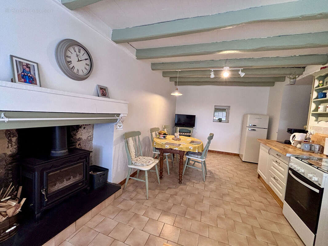 Charmante maison en pierre rénovée avec jardin clos et garage - photo 4