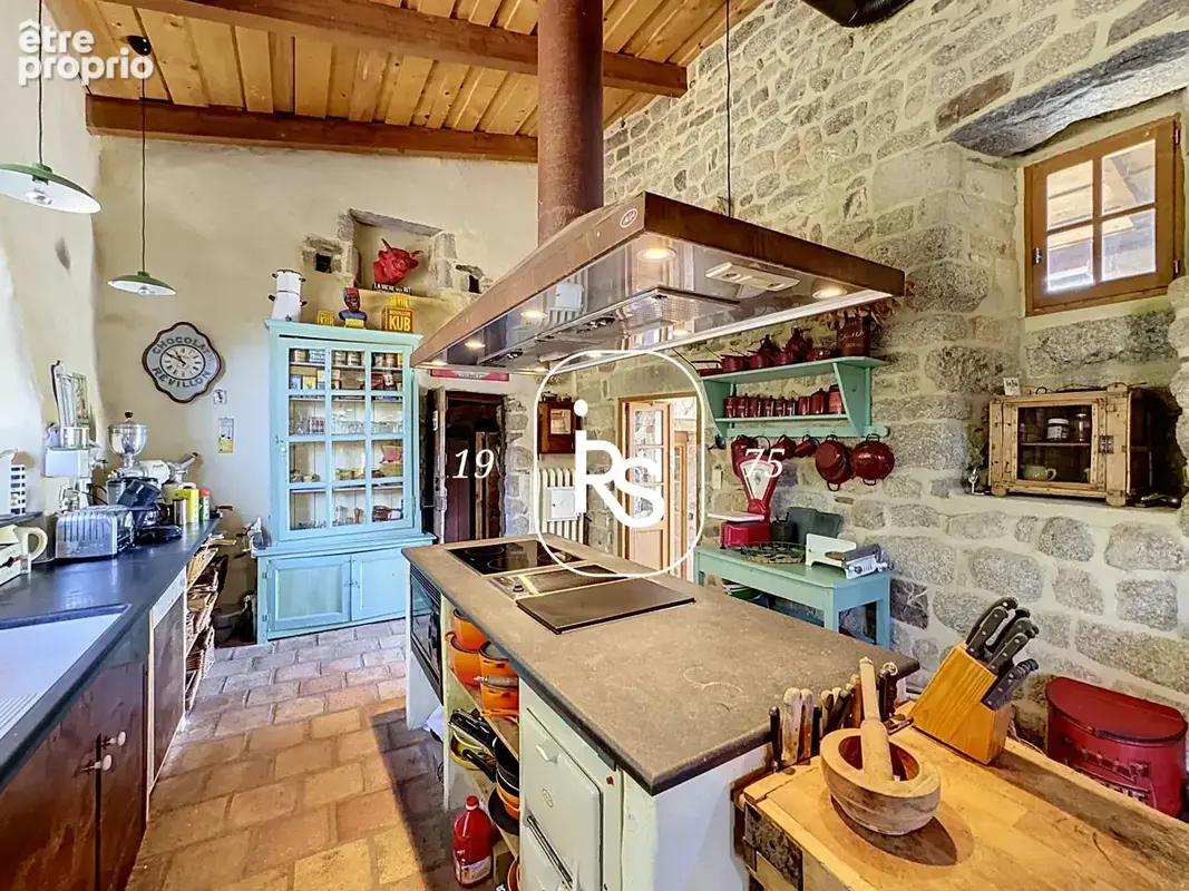 Propriété de charme de deux maisons avec piscine et un total de 2,53 ha de terrain naturel. - photo 11