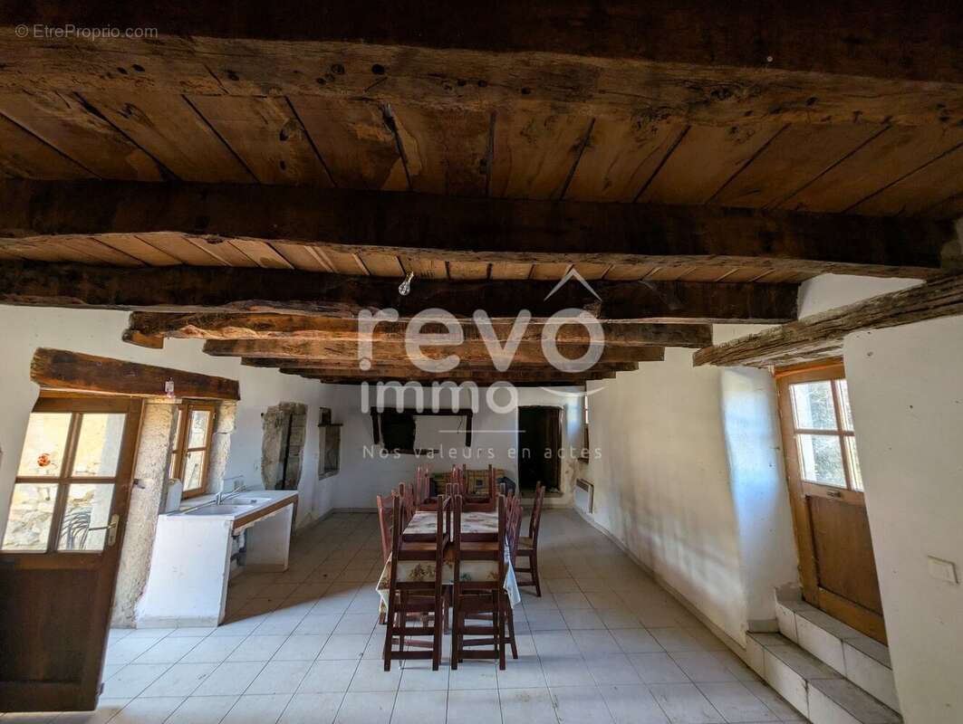 Maison à ROCHE-SAINT-SECRET-BECONNE