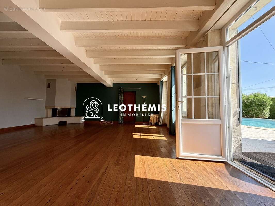 Maison 240 m² à Le Chay  - photo 6