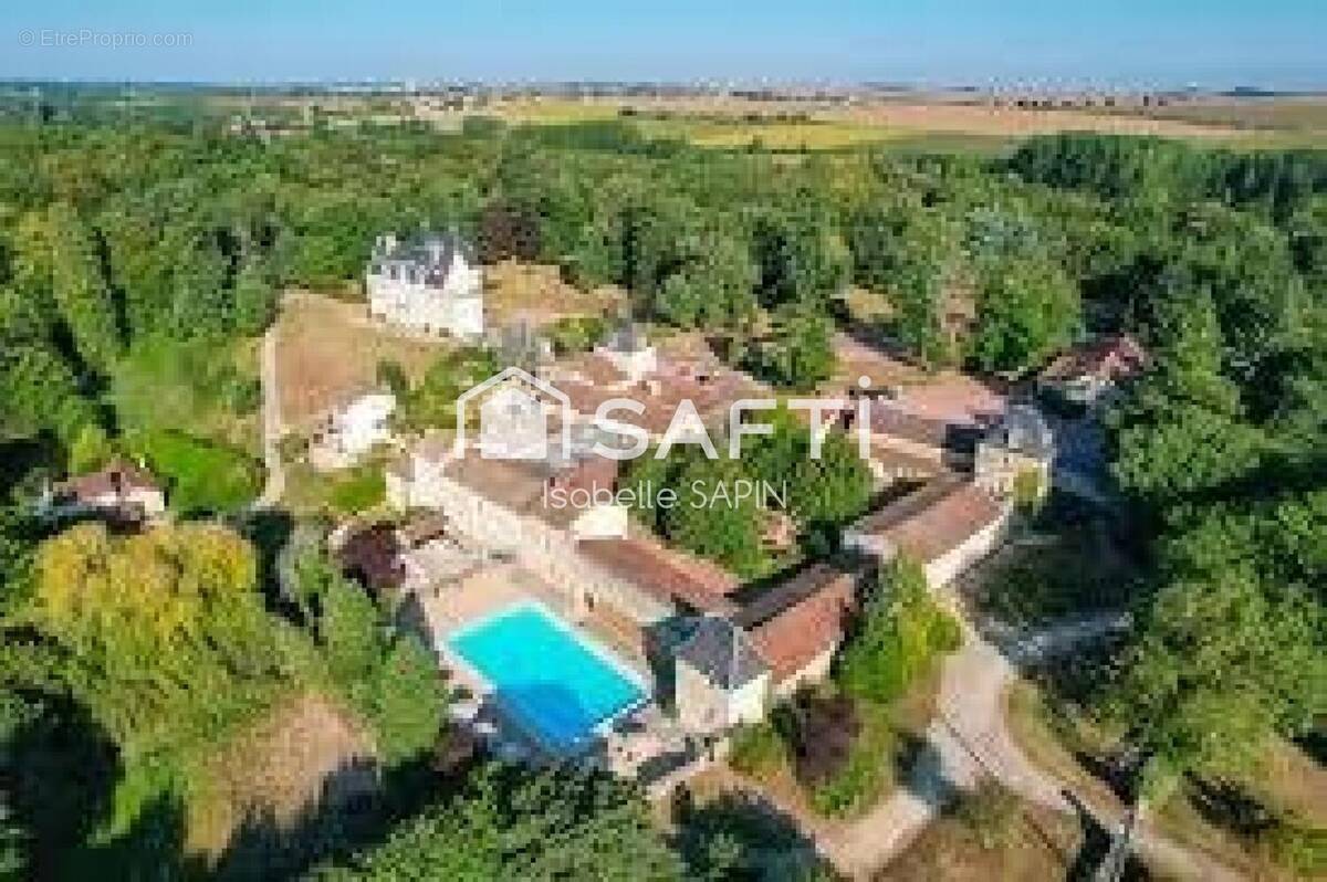 Photo 1 - Commerce à VOUILLE