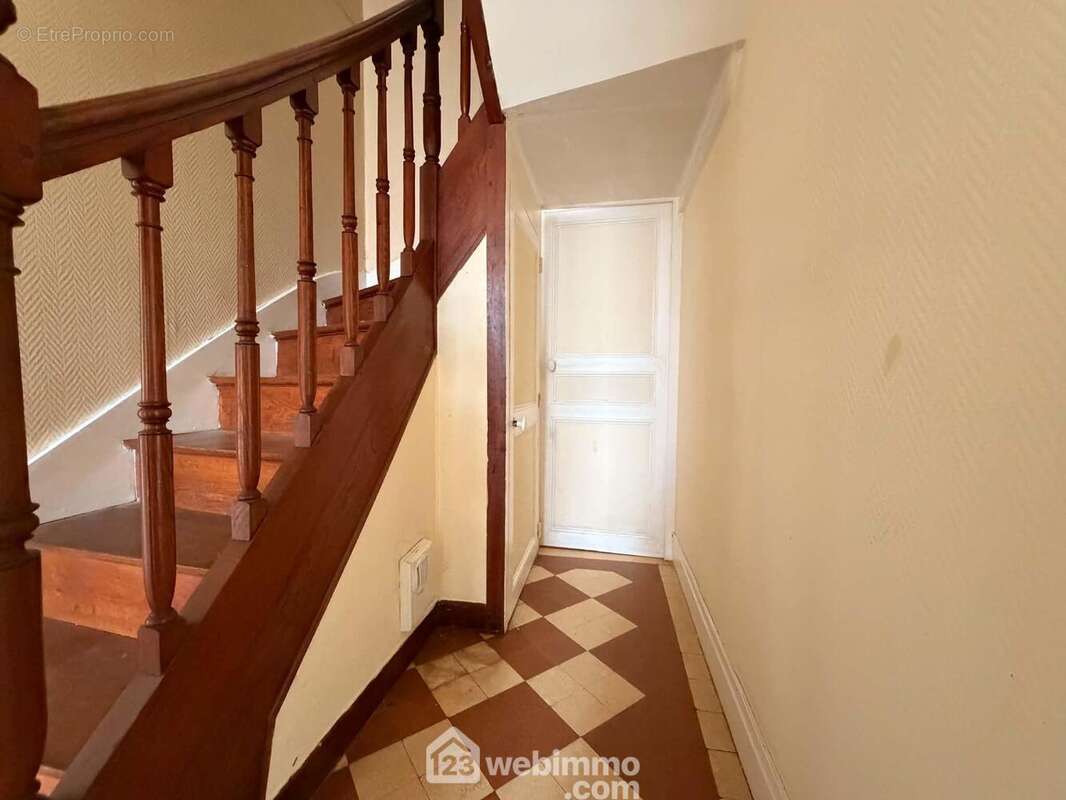 Et derrière l'escalier, le WC et l'accès... - Maison à CHATELLERAULT