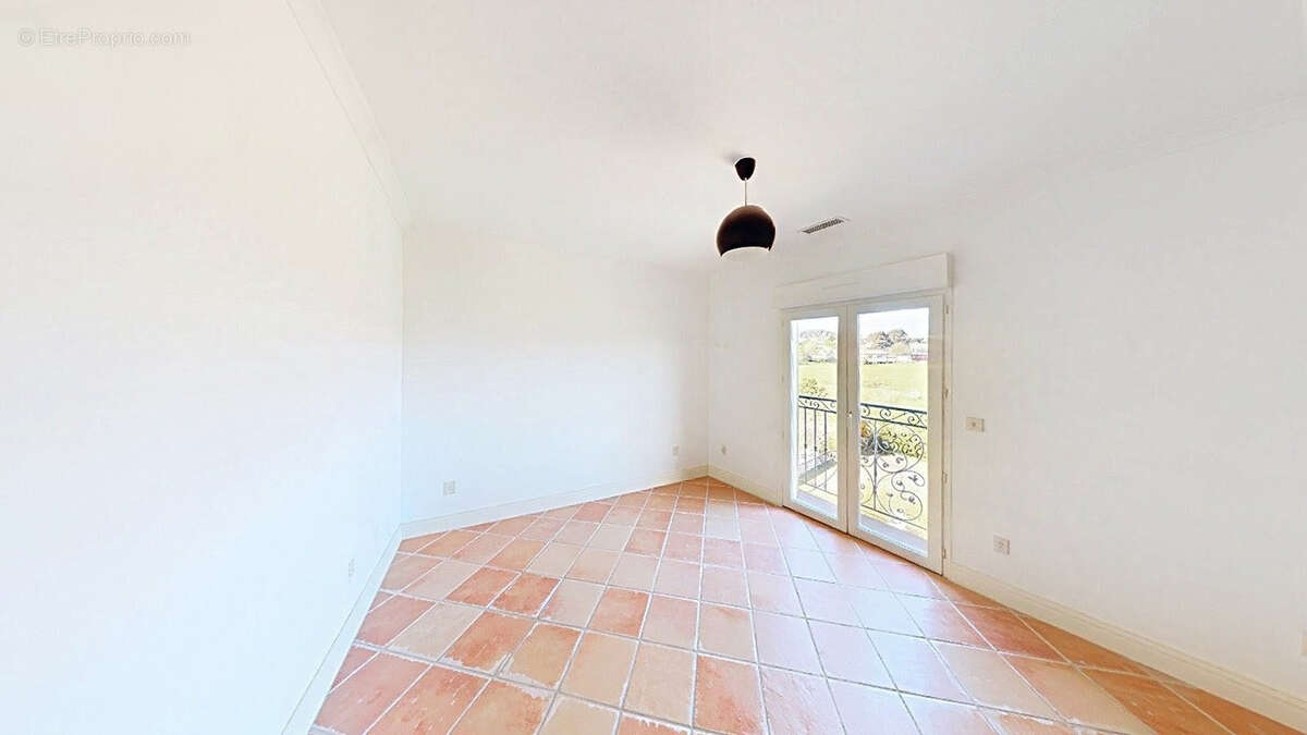 Duplex de charme avec terrasse, jardin et vue sur le château de Sommières - photo 7