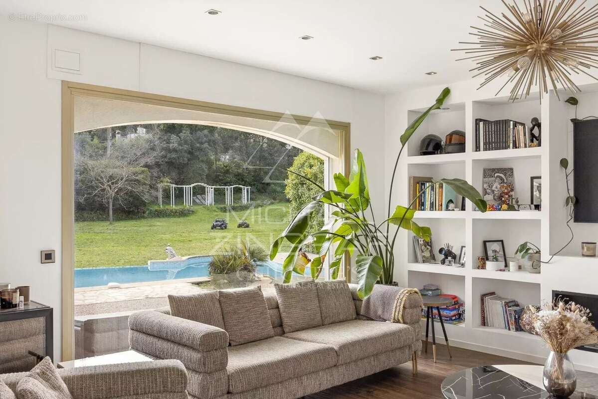 Maison à ROQUEFORT-LES-PINS