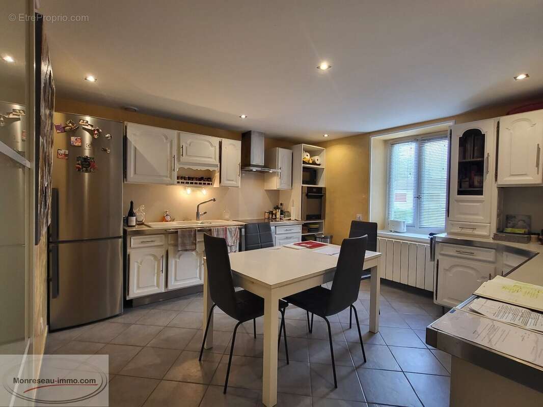 Propriete familiale avec caveau de 60m² ! - photo 3