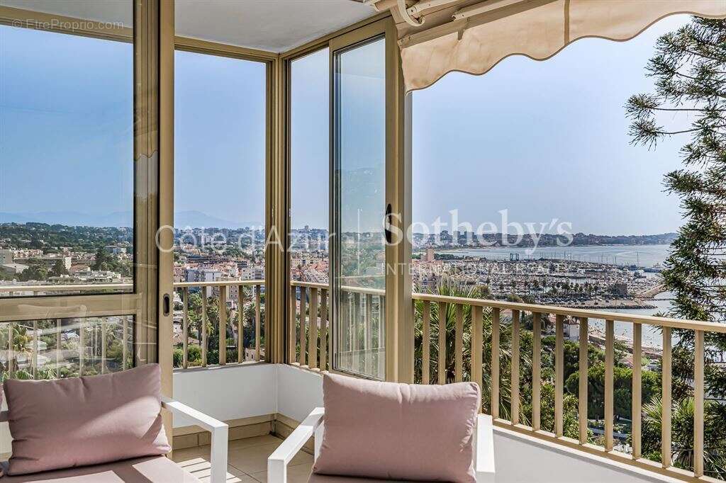 Golfe-Juan, appartement rénové en étage élevé avec terrasse et vue mer panoramique - photo 2
