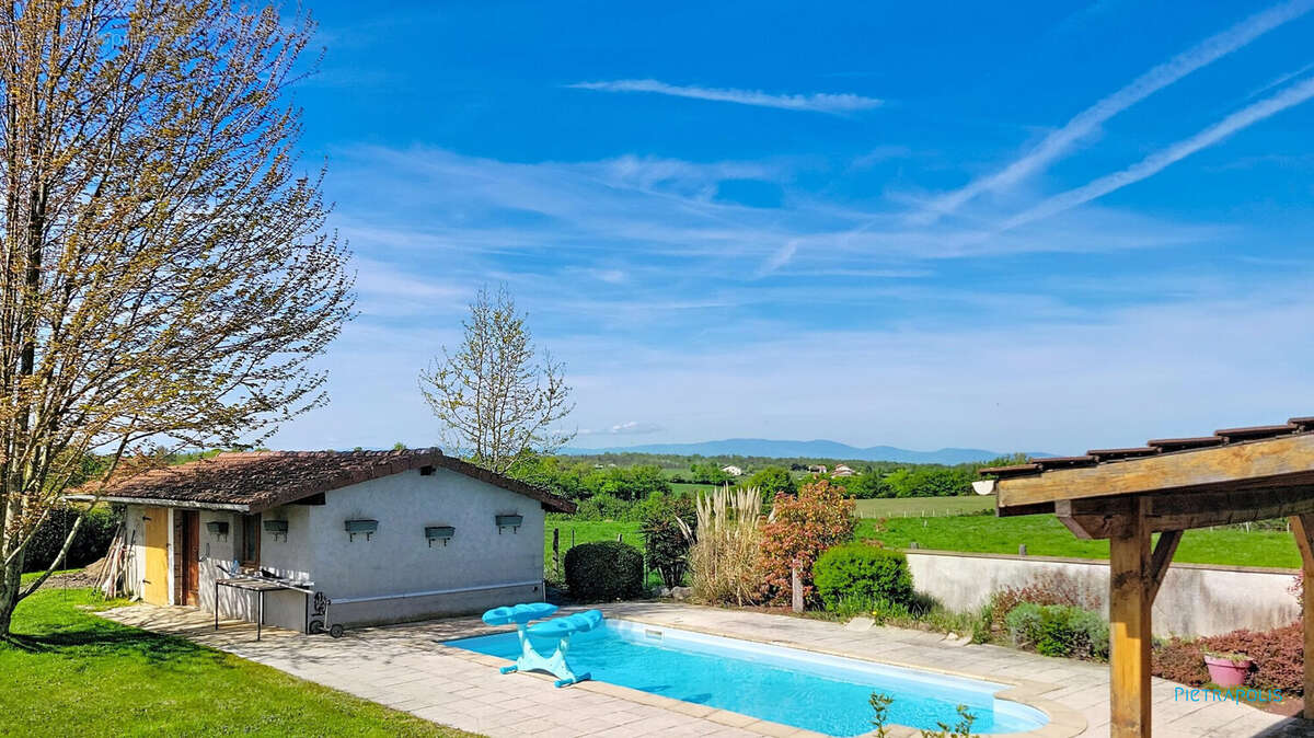 Maison 150 m² à Saint-Julien-De-L'herms  - photo 2