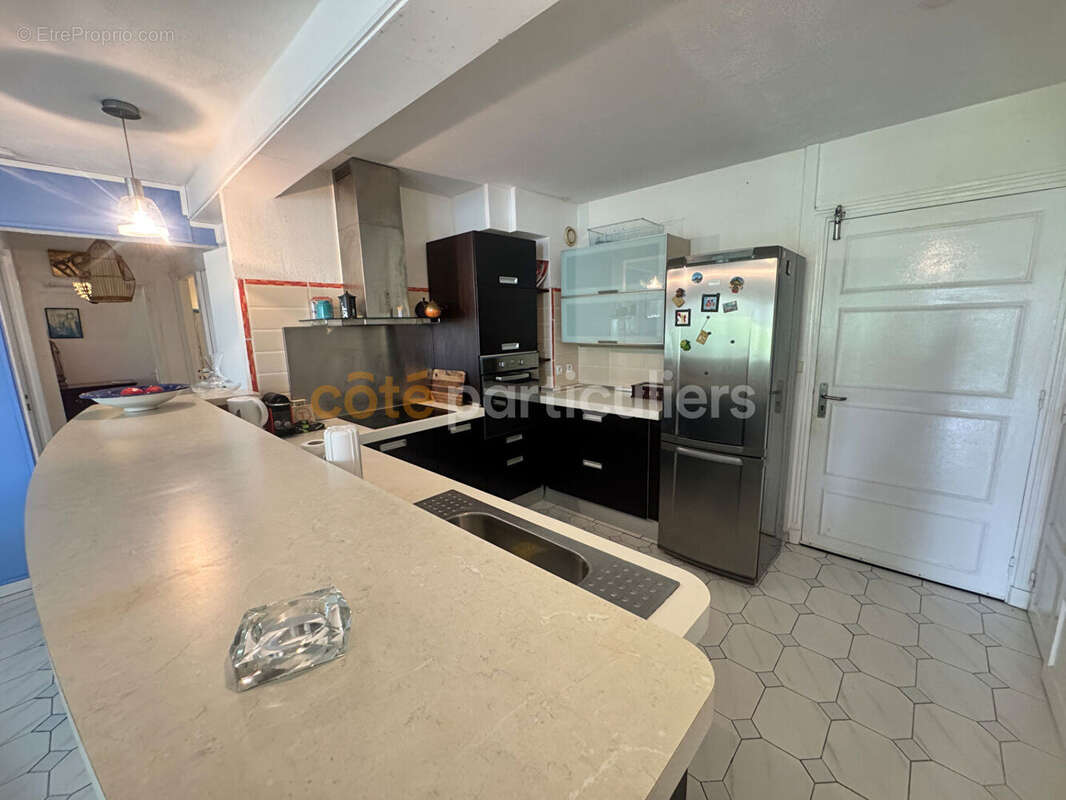 À VENDRE -Superbe appartement double T3  meublé de 82 m² avec grande terrasse-Saint-François - photo 5